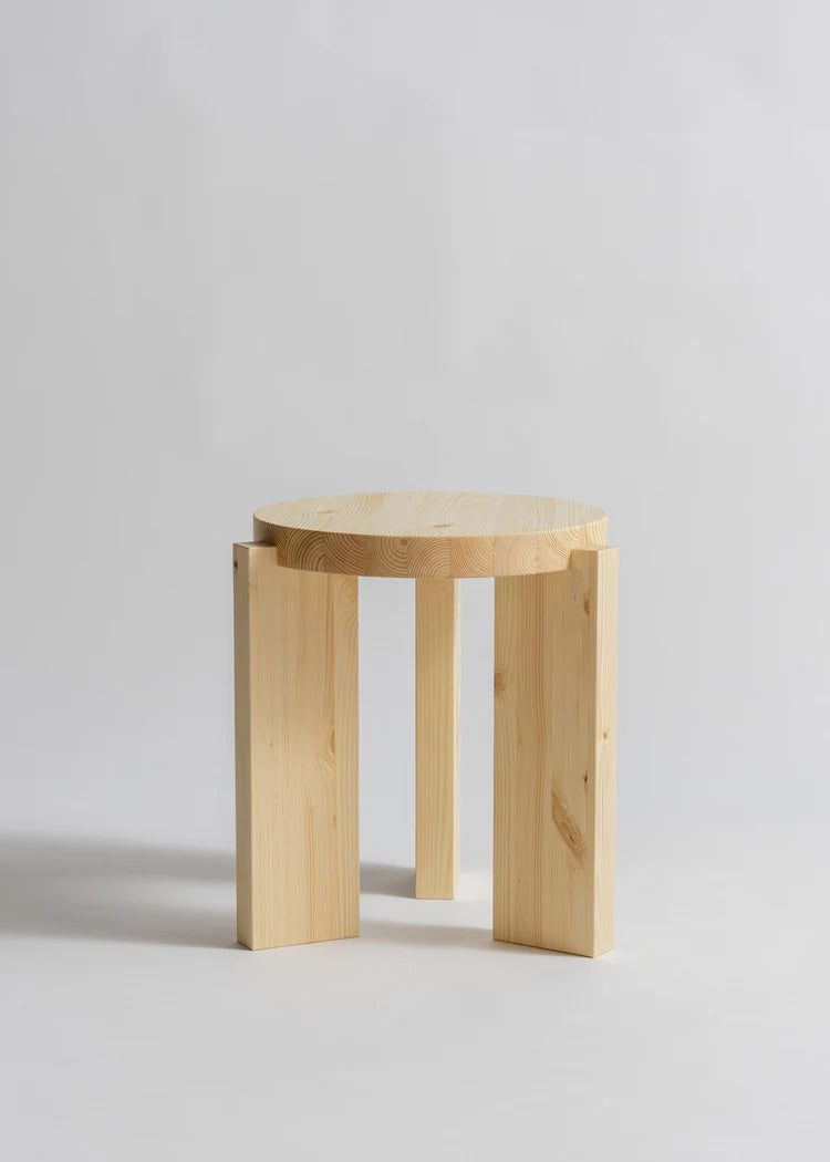 Finsk fyrretræs 001 Stool fra Vaarnii designet af Fredrik Paulsen, sort træmøbel, vist i vertikal position.