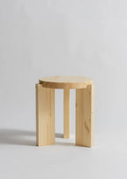 Finsk fyrretræs 001 Stool fra Vaarnii designet af Fredrik Paulsen, sort træmøbel, vist i vertikal position.