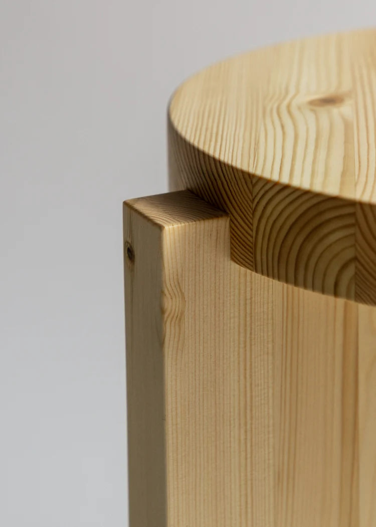 Finsk fyrretræs DORA 001 Stole af Vaarnii designet af Fredrik Paulsen, minimalistisk og funktionelt møbel.