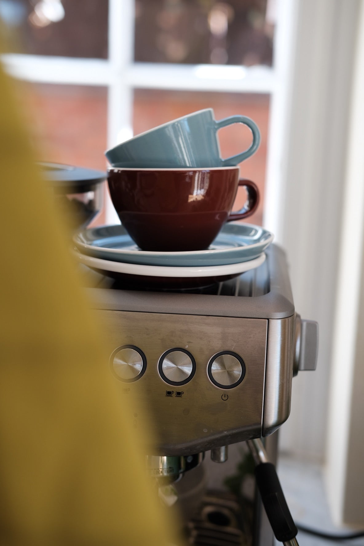 Blå keramikkop med underkop fra ACME Roman Kōkako-serien, elegant kop og underkop i dansk design.