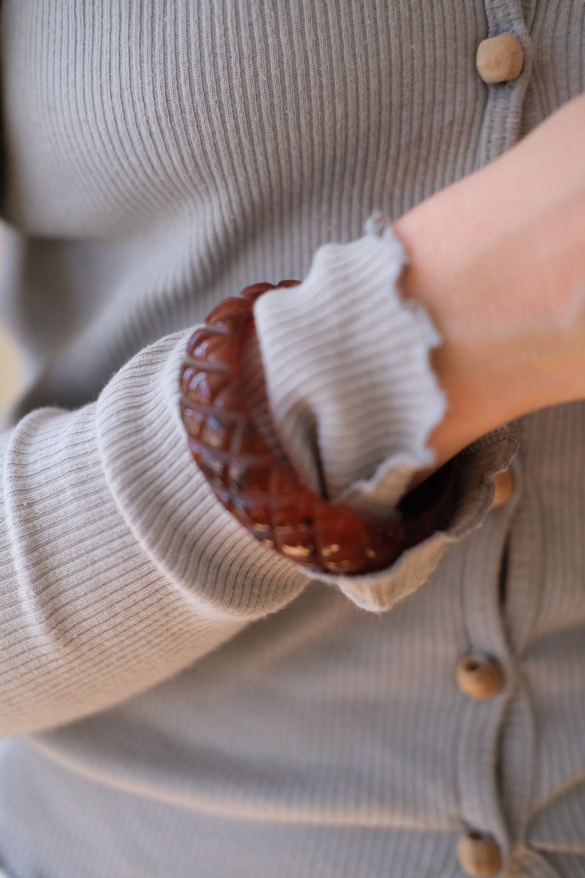 Brunt vintage armbånd fra DORA VINTAGE, smykker med rustikt design og klassisk stil, vist på et lyst baggrund.