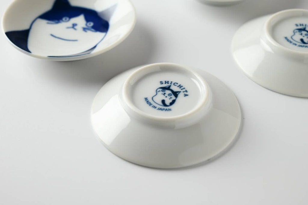 Lille SHICHI-tallerken i porcelæn med Mike-kattemotiv