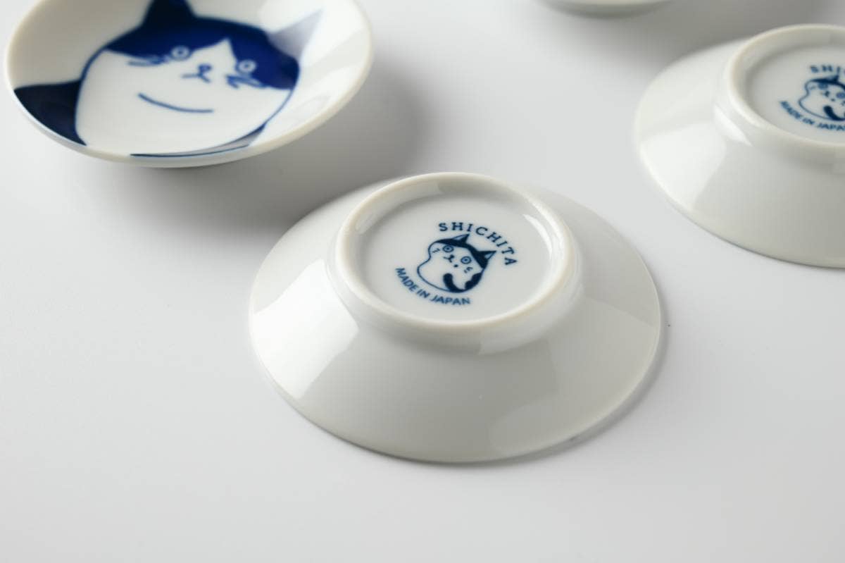 Lille SHICHI-tallerken i porcelæn med Hachiware-kattemotiv