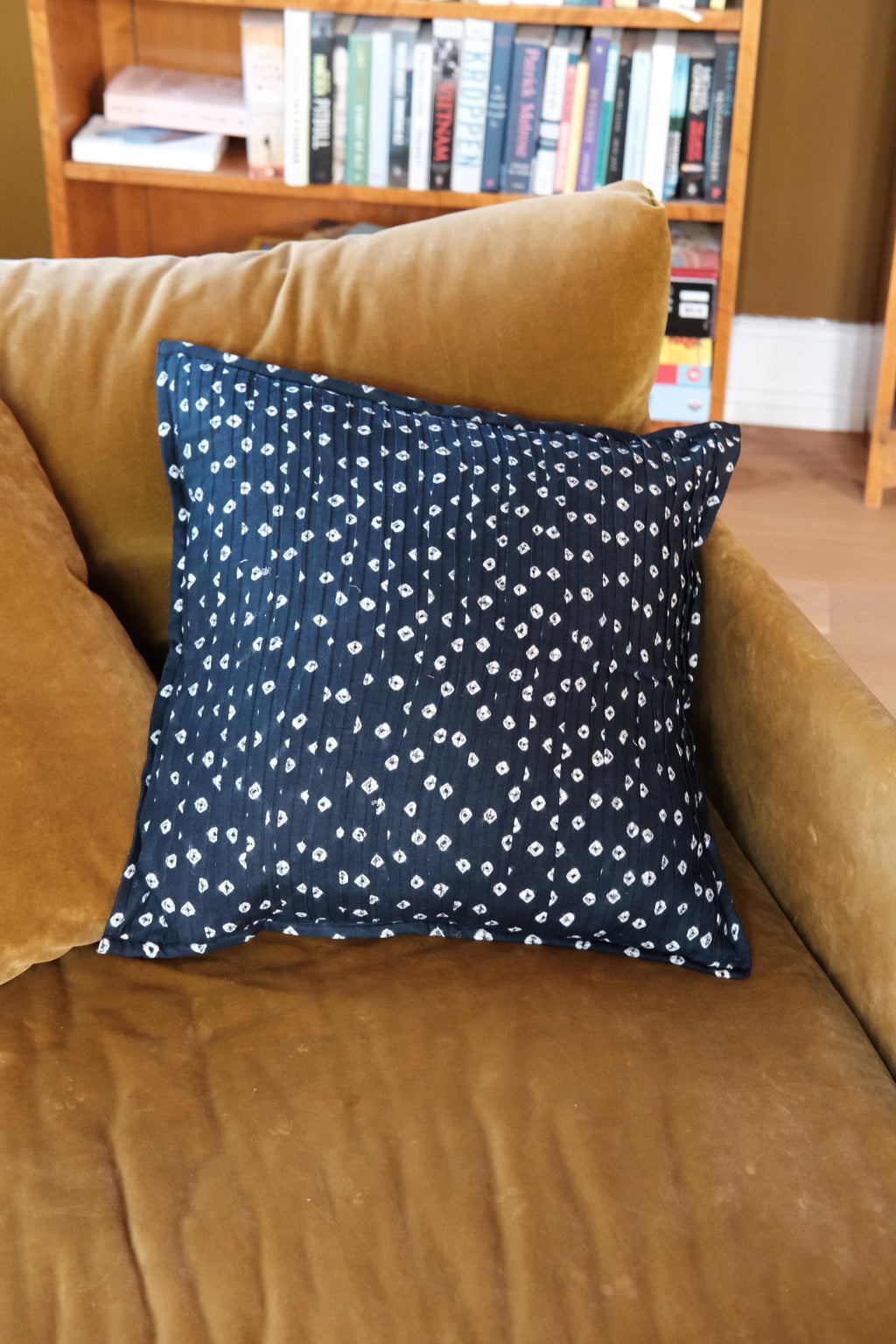 Plisseret blå bomuldspude fra A World of Craft, 50x50 cm, soft and textured decorative cushion for sofa or bed.
