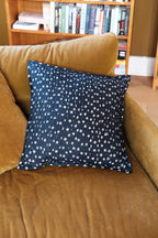 Plisseret blå bomuldspude fra A World of Craft, 50x50 cm, soft and textured decorative cushion for sofa or bed.