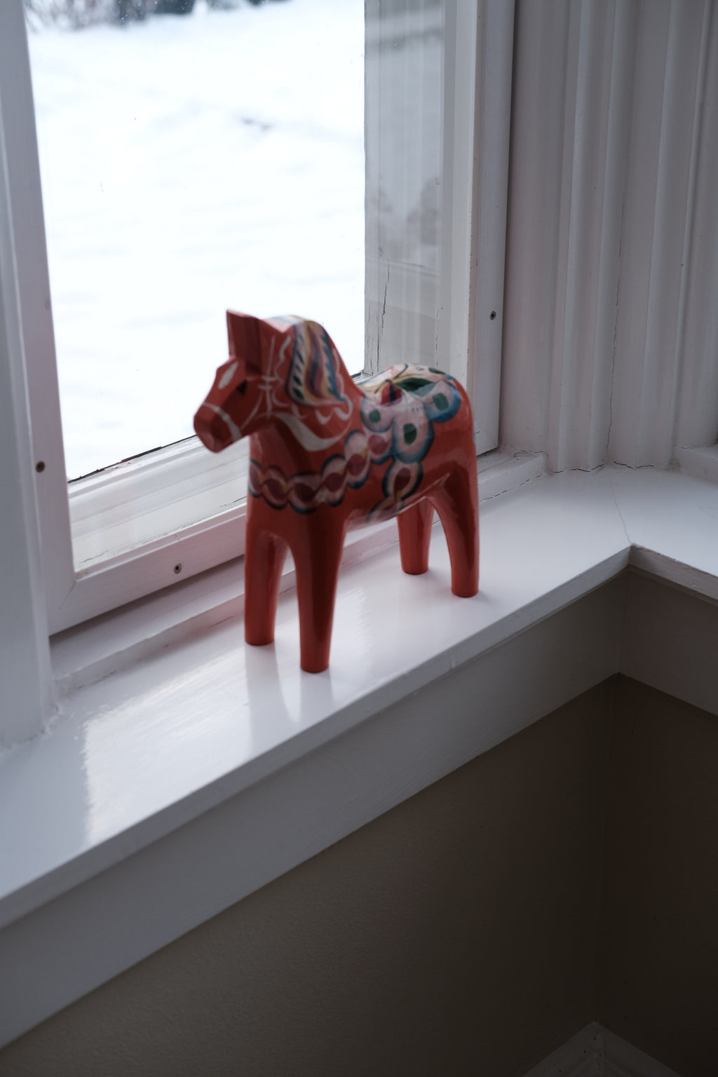 Hand-painted red vintage Dalahest wooden object, 21 cm tall, showcasing traditional Swedish craftsmanship by DORA VINTAGE.