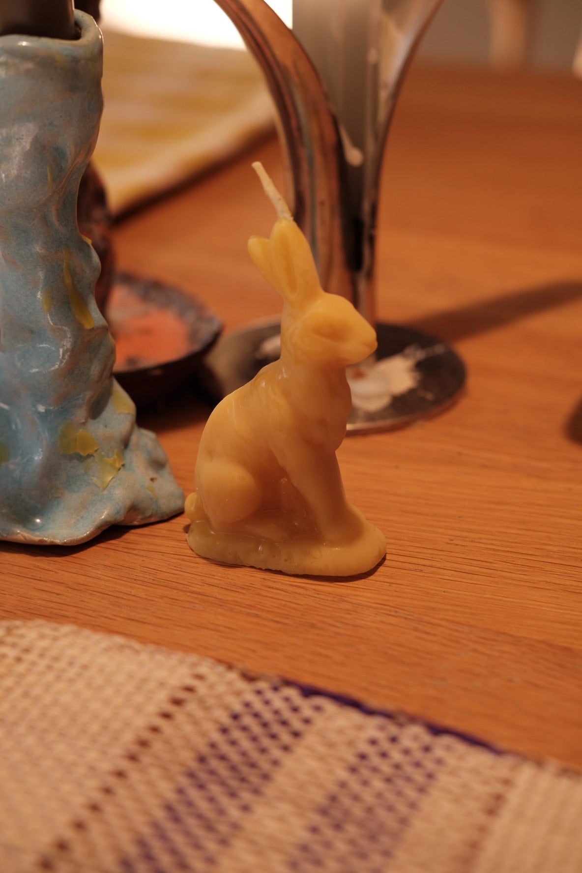 DORA Bivoks påskehare candle, featuring a detailed rabbit design, perfect for festive spring decor.