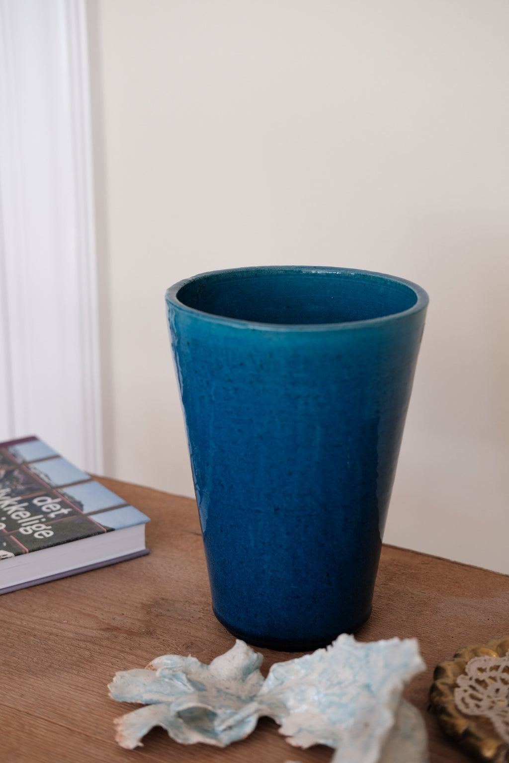 Turkis keramikvase i vintage stil fra DORA VINTAGE, dekorativ vase med unikt design og glat overflade.