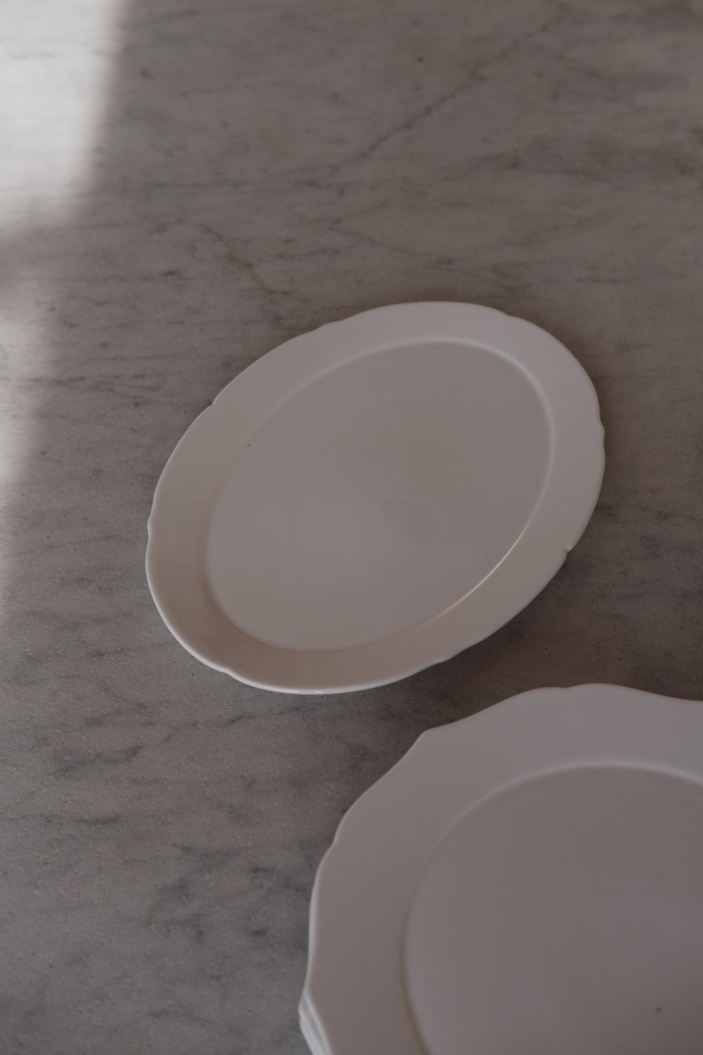 Serax Fade fad i silhuetstil, 30 cm diameter, elegant og moderne serveringsfad til boligindretning.