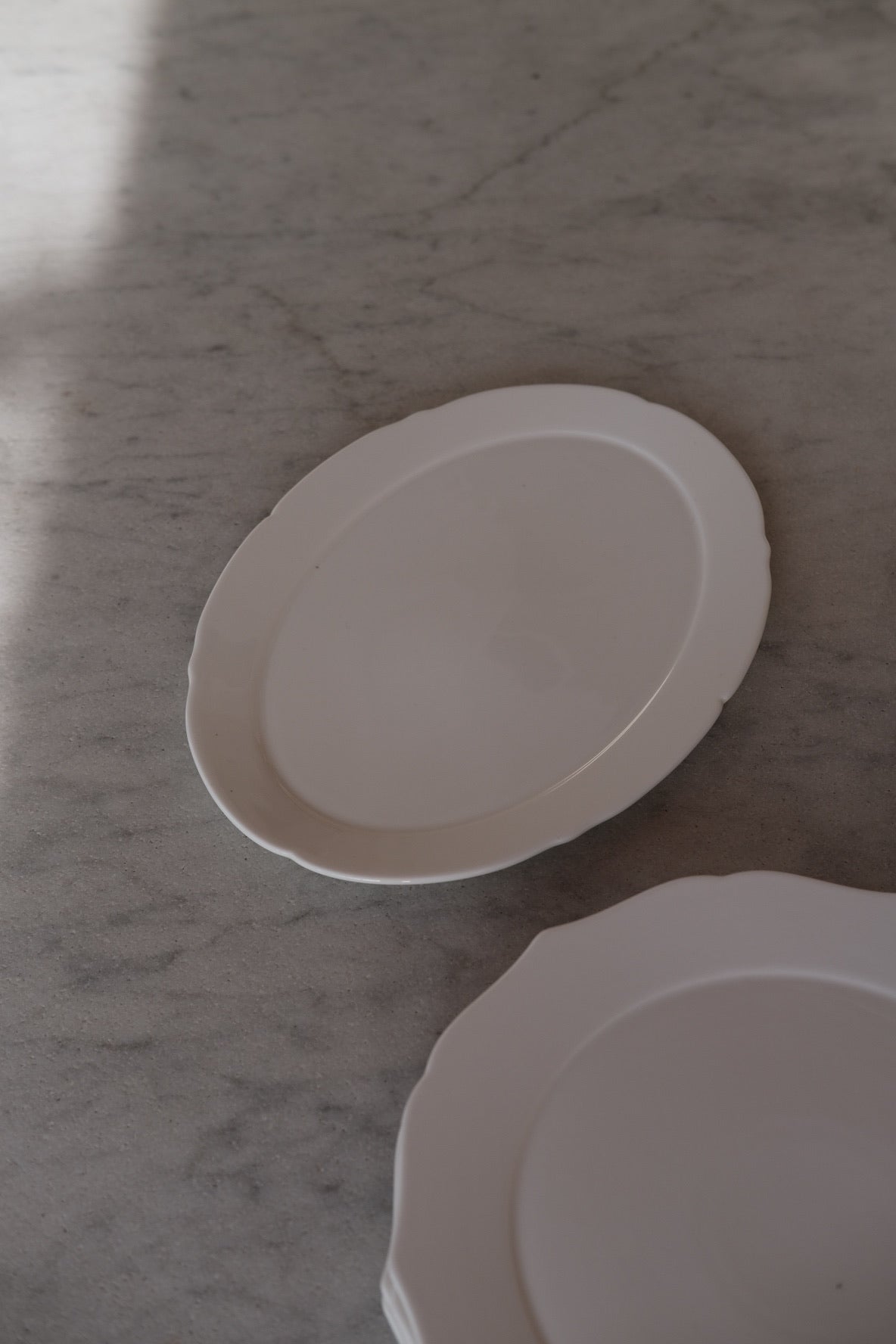 Serax Fade fad i silhuetstil, 30 cm diameter, elegant og moderne serveringsfad til boligindretning.
