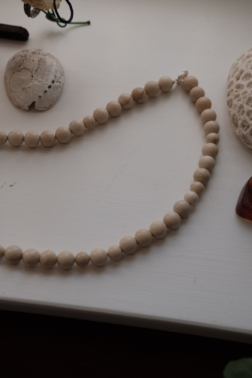 Halskæde • Håndlavet • Halvædelsten • Hvid Fossil