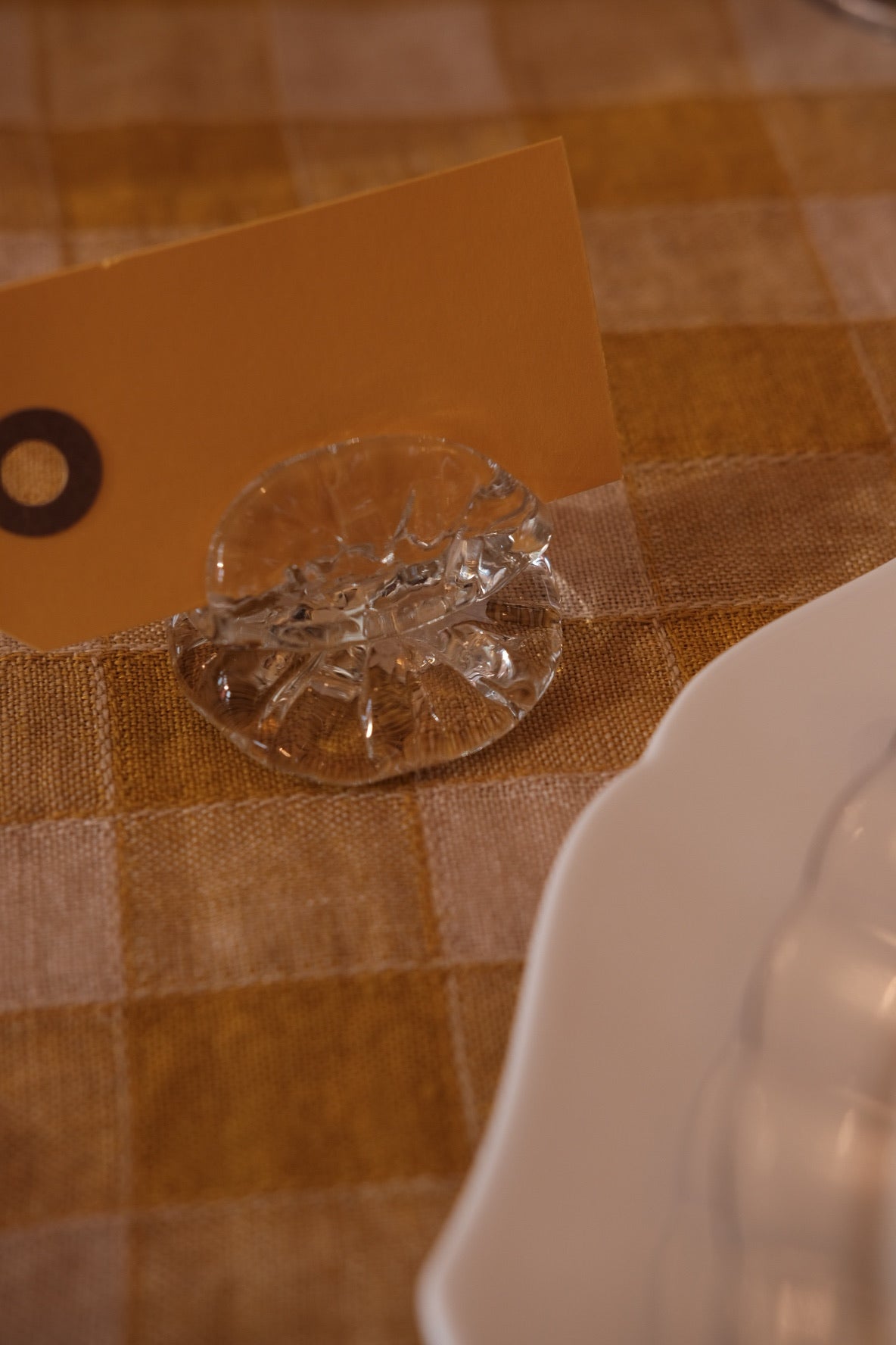 Mundblæst glas servietringe fra Marqversen Möglich, sæt af 4 med elegant design til bordkort holder.