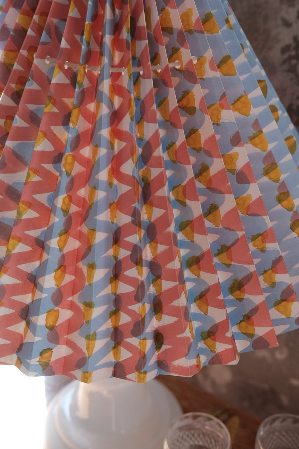 Lampeskærm • Håndlavet Plisseskærm • 26 cm • Blå & Koral Bølger