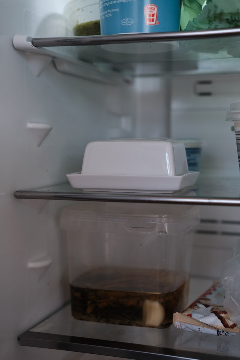 Lille smørskål i porcelæn fra DORA, nærbillede af den elegante, runde skål til smør.