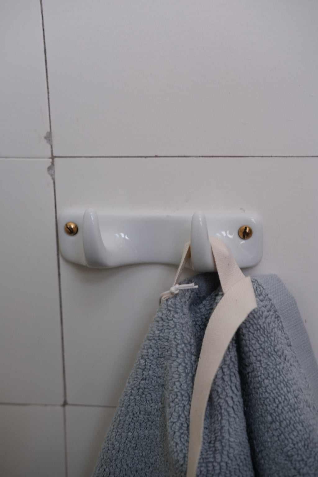 Hvid porcelænsknage fra DORA, firkantet, med to kroge