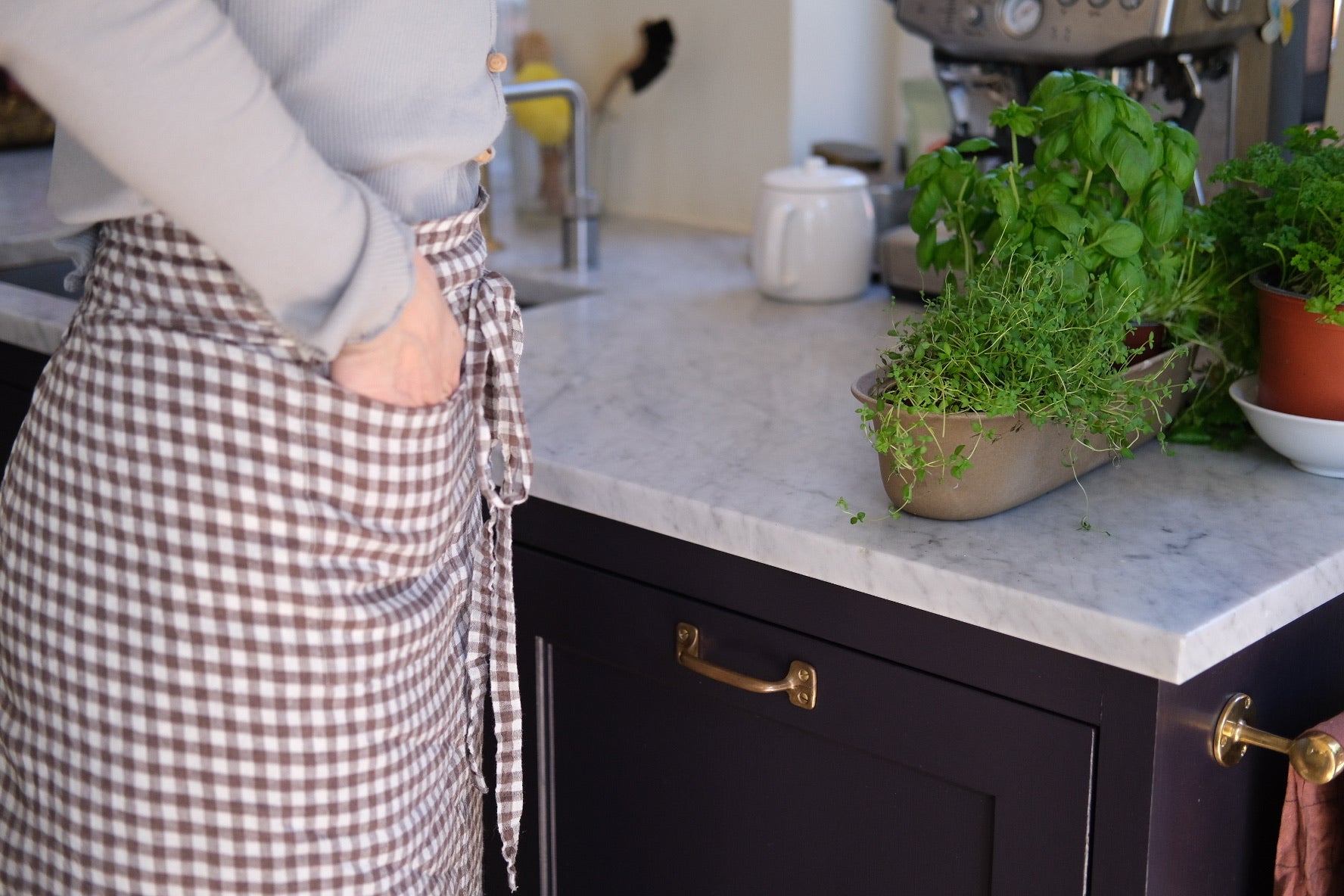 Hørforklæde i brun ternet Vichy-mønster fra Linge Particulier til bistrobrug, afslappet og stilfuldt design.