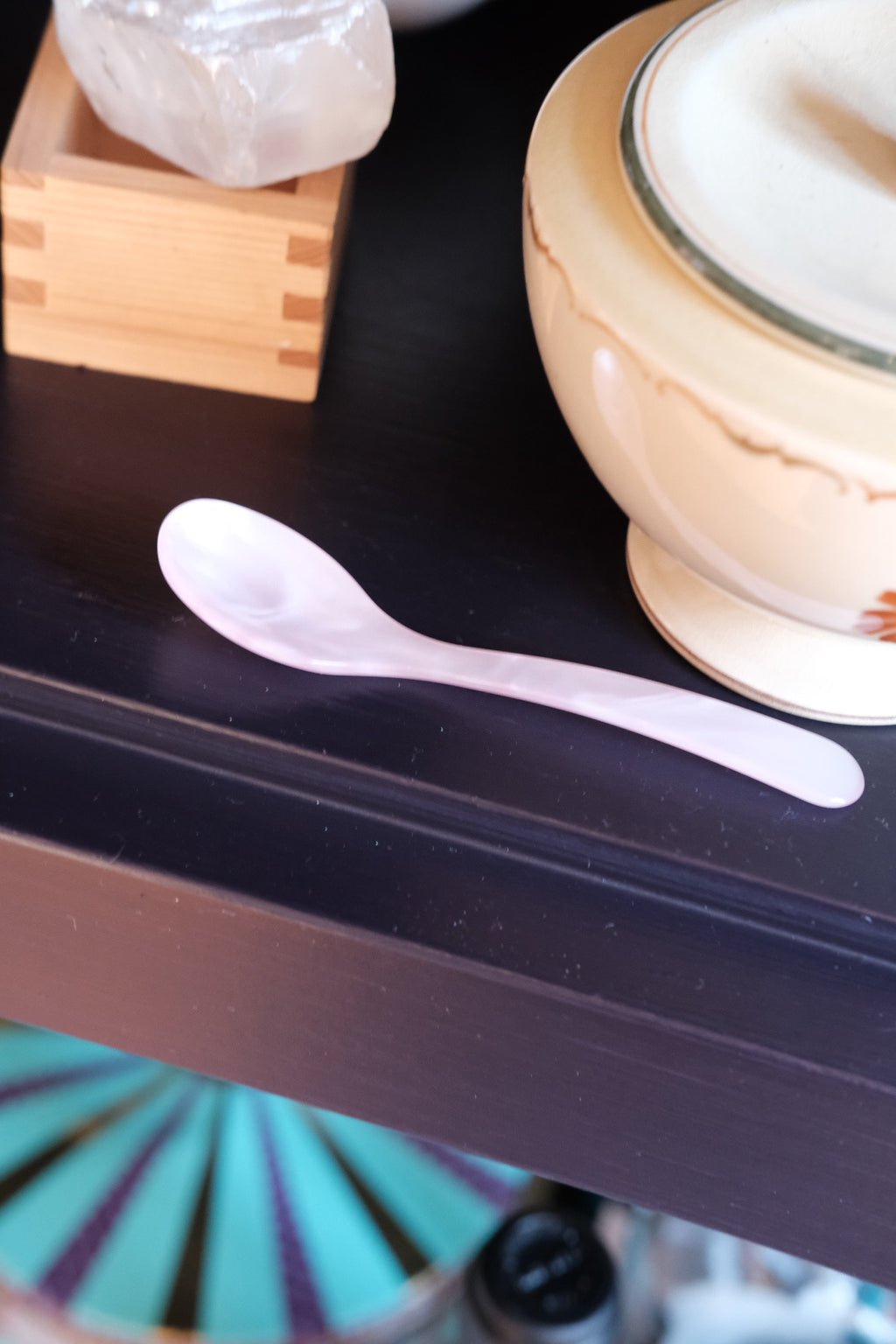Lyserød ske fra Heim Söhne, æg formet, med blødt greb og elegant design, perfekt til servering og madlavning.