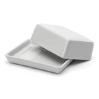 Stor porcelæns smørskål fra DORA med elegant design, perfekt til smør eller små serveringer.