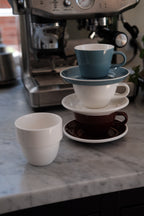 Hvid kop og underkop fra Acme Classic Medium, keramisk kop med matchende underkop til te eller kaffe.