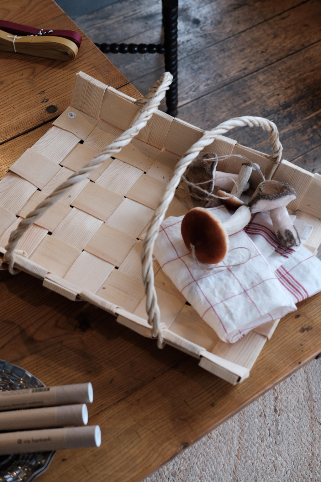 Kurv • med håndtag • Pinjetræ