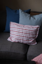 Hørpude fra Broderie Rouge i 30x40 cm med elegant broderi, designet af Linge Particulier.