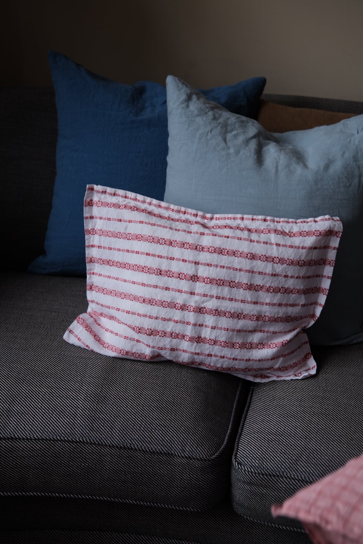 Hørpude fra Broderie Rouge i 30x40 cm med elegant broderi, designet af Linge Particulier.