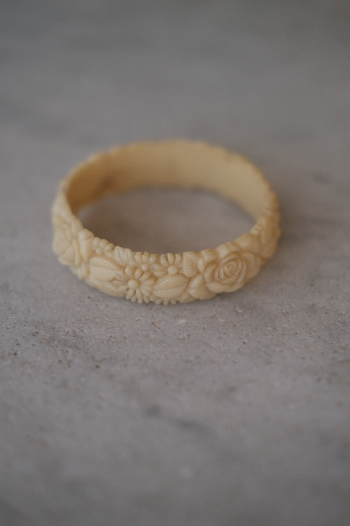 DORA VINTAGE vintage armbånd i lys gul farve med smykker design, synlig på billedet.