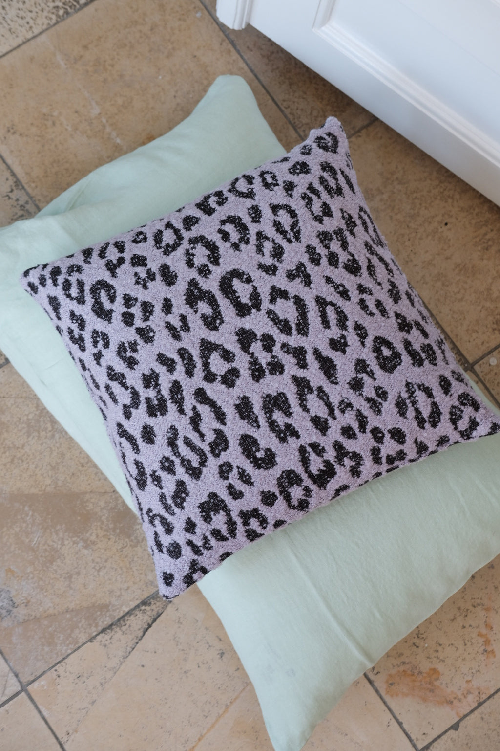 Uldpude • 40x40 cm • Leopard • Lilla