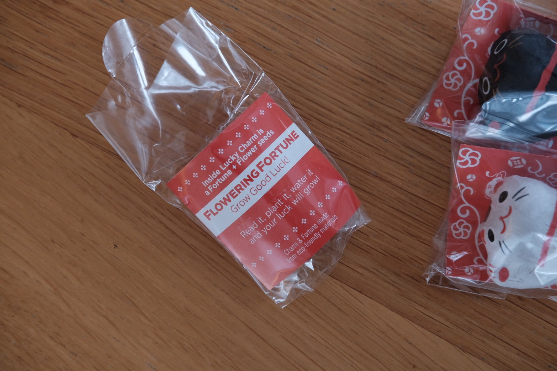 Vinkekat • 'Fortune Cookie' • Figur med Blomsterfrø • DORA