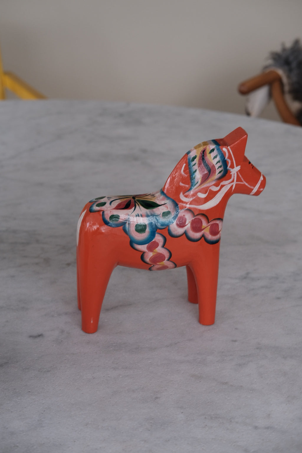 Vintage Dalahest by DORA VINTAGE, red hand-painted wooden horse, 21 cm tall, showcasing intricate craftsmanship.