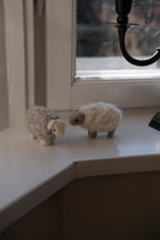 Handmade Gamcha Pynt Får wool Easter decoration featuring a soft, fluffy sheep for festive spring decor.