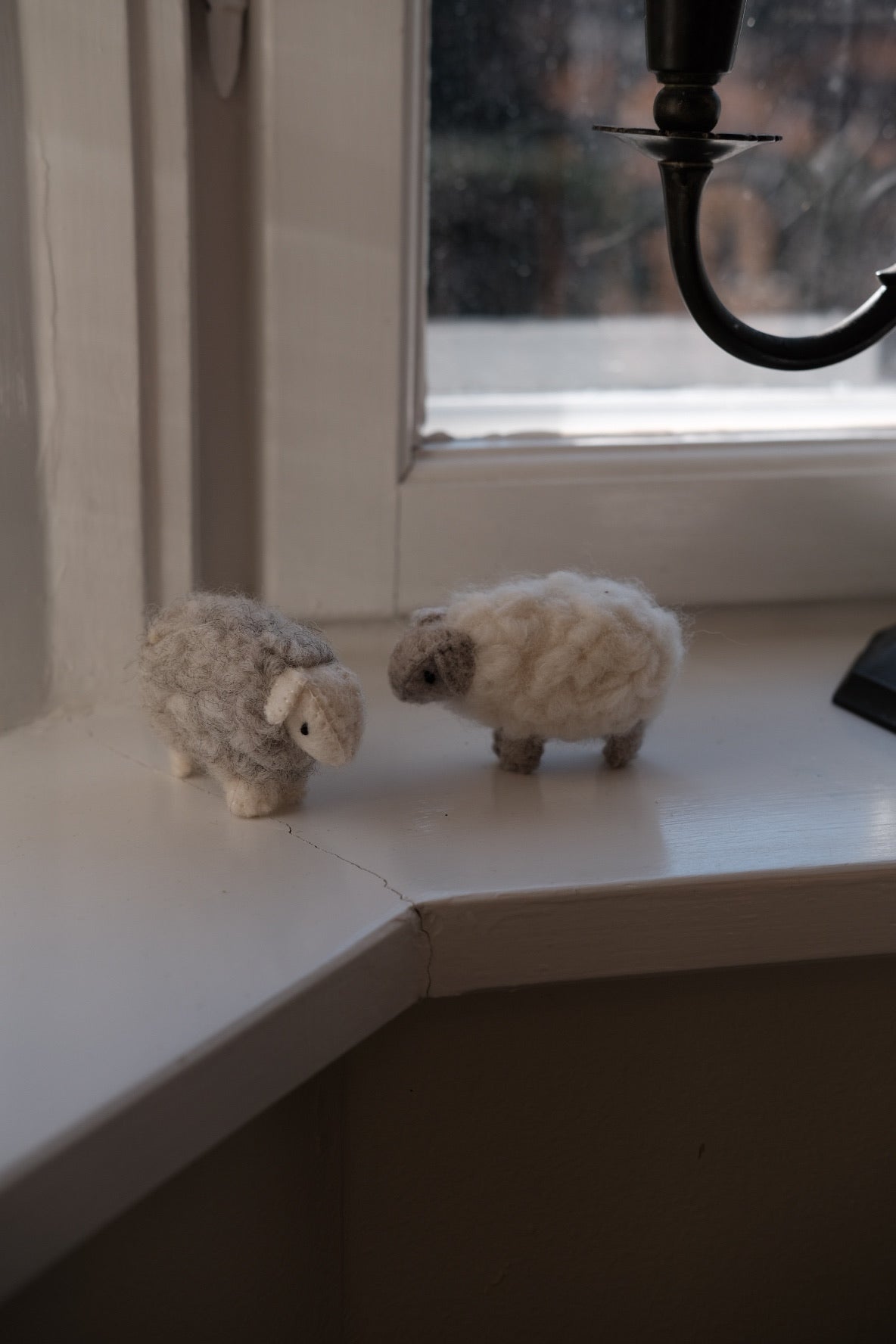 Handmade Gamcha Pynt Får wool Easter decoration featuring a soft, fluffy sheep for festive spring decor.