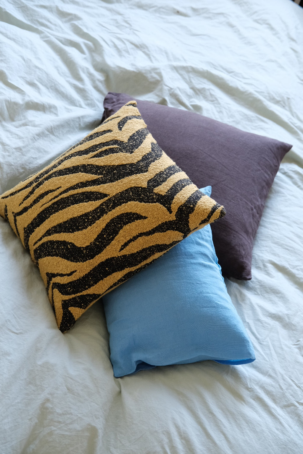 Uldpude • 40x40 cm • Zebra • Gul