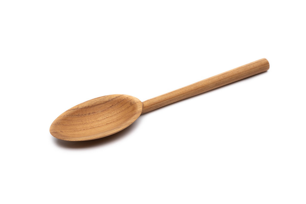 Rød ske i teaktræ, 20 cm, en køkkenredskab fra Kunst og Køkkentøj, vist med naturlig træstruktur.