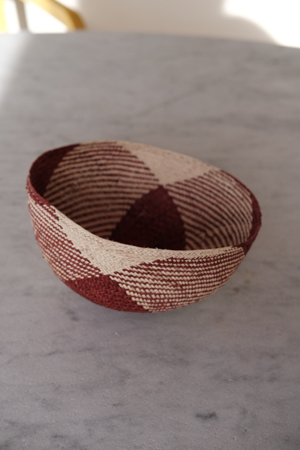 Guanabana Iraca bowl featuring red and natural palm leaf design, handcrafted for decorative or functional use.