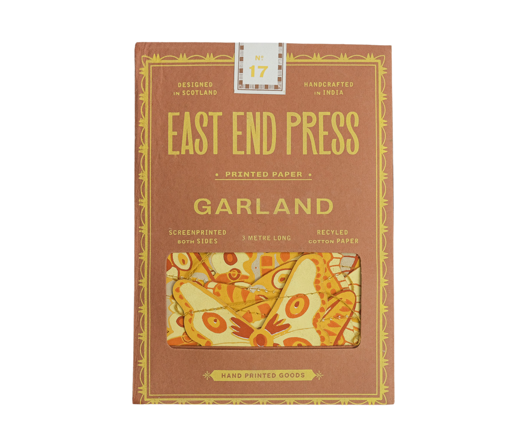 Farverig sommerfugl-guirlande fra East End Press med papirdekorationer til fest eller fejring
