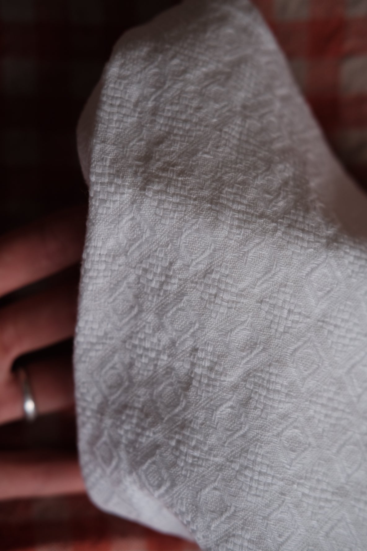 White linen serviet with delicate embroidery from Linge Particulier, showcasing elegant fabric and detailed stitching.
