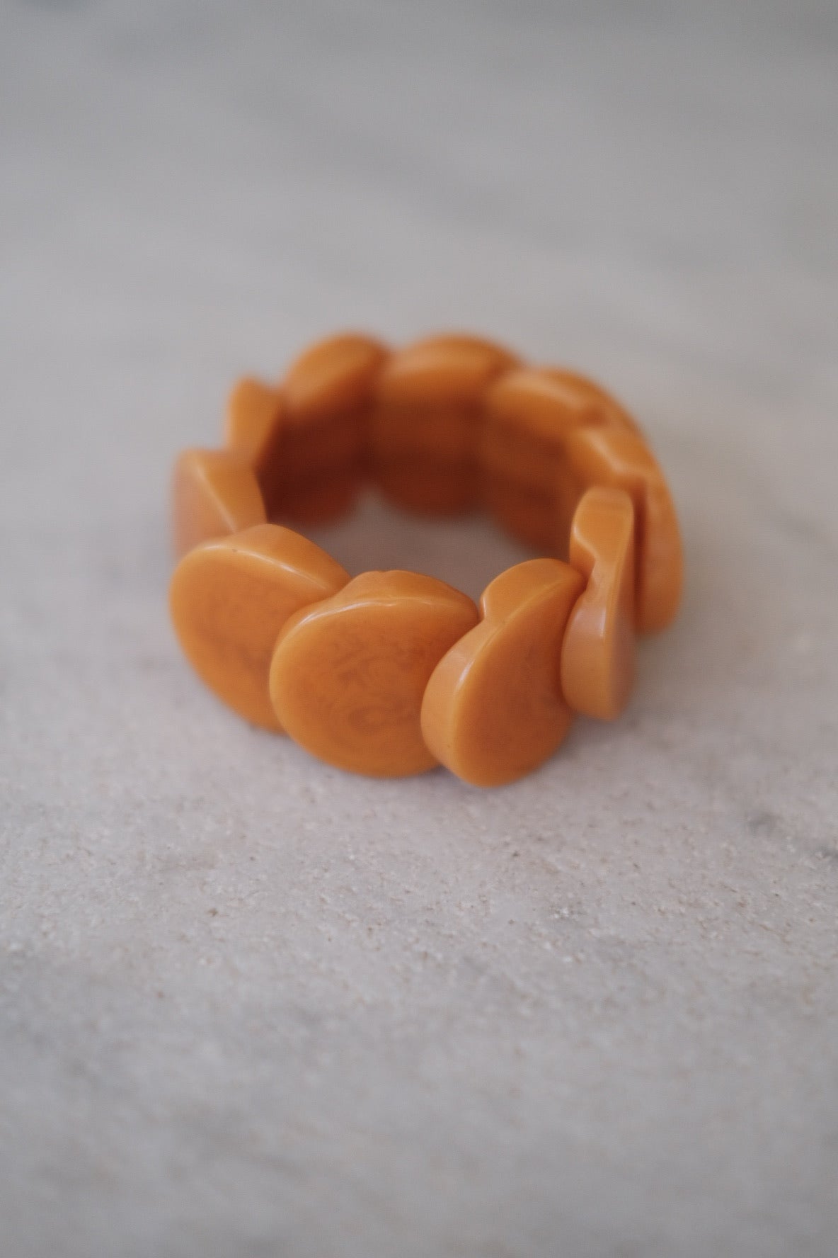 Lys brunt vintage armbånd fra DORA VINTAGE med elegante smykkedetaljer og klassisk design.
