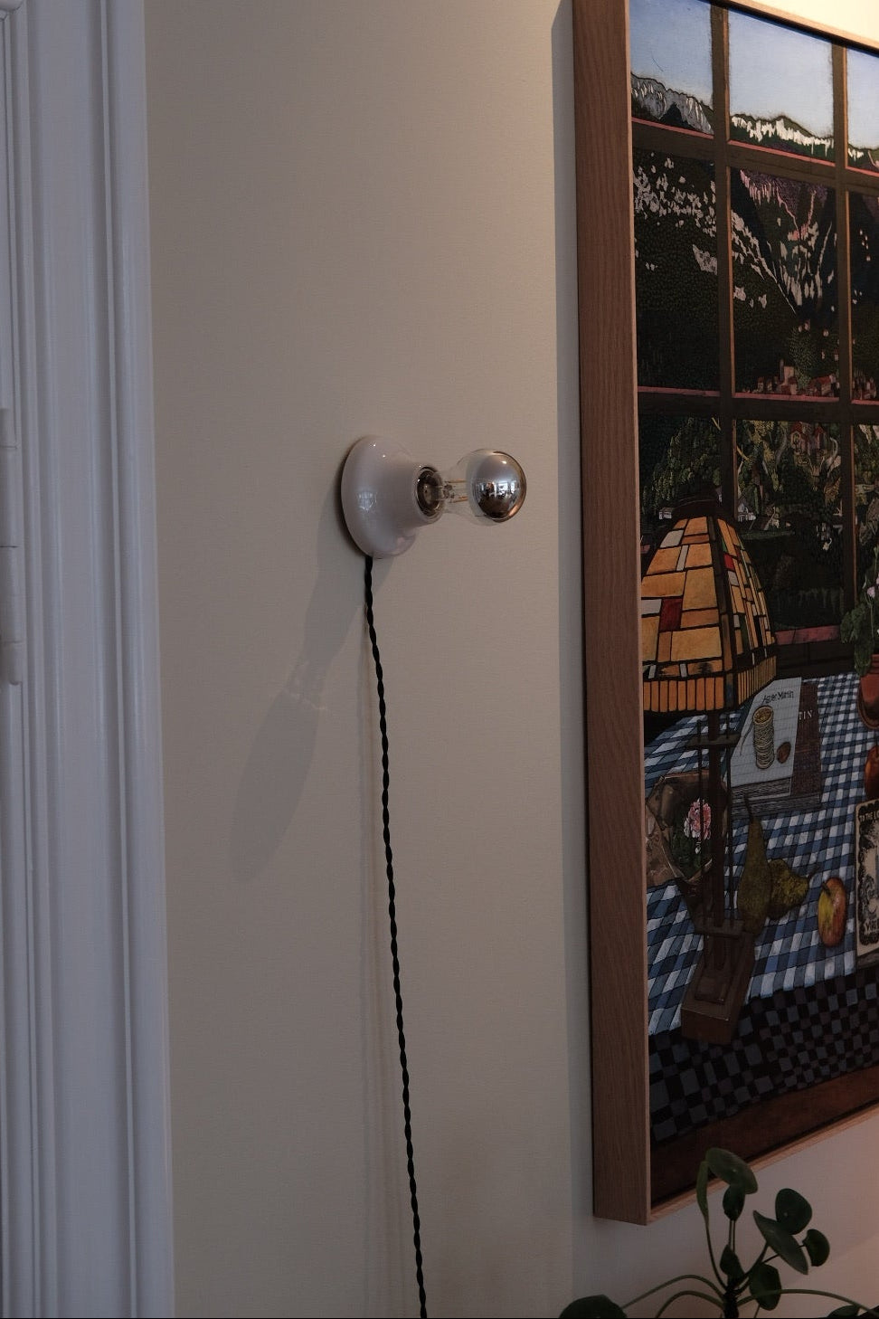 Hvid porcelænsvæglampe fra Zangra, elegant design med bløde linjer og lysende skær.