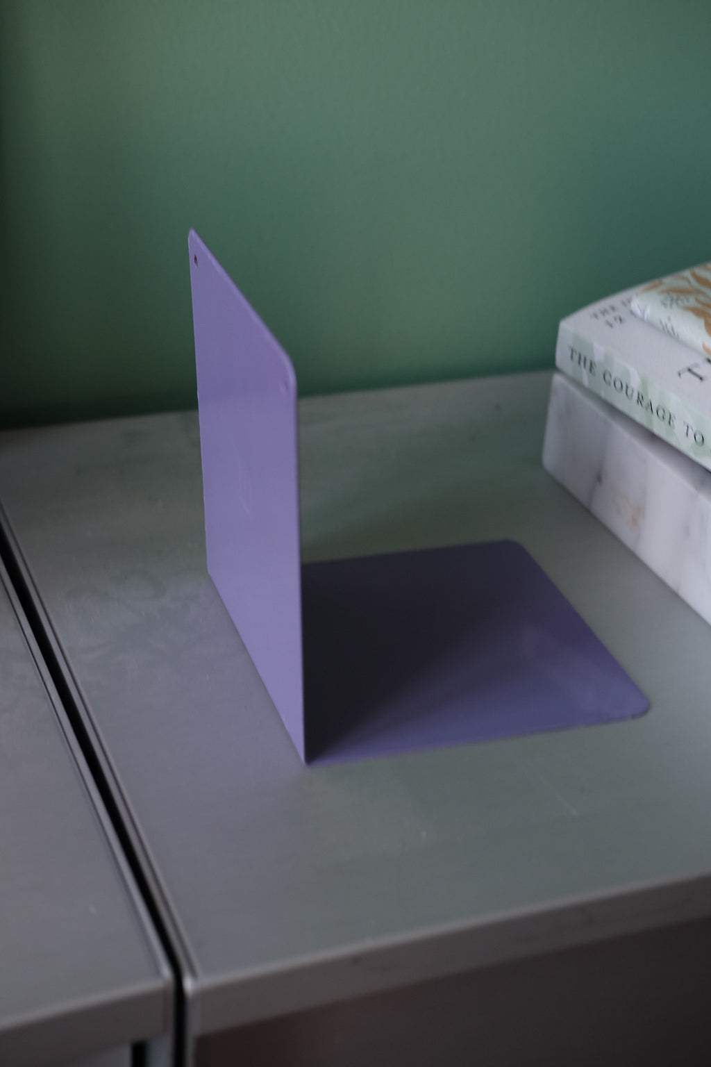 Bogstøtte • Hylde • Violet • Sendes ikke