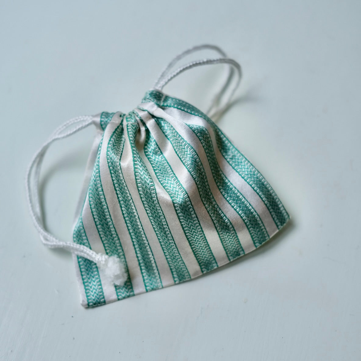 Lille pouch med snøre • Striber • 11 × 10 cm