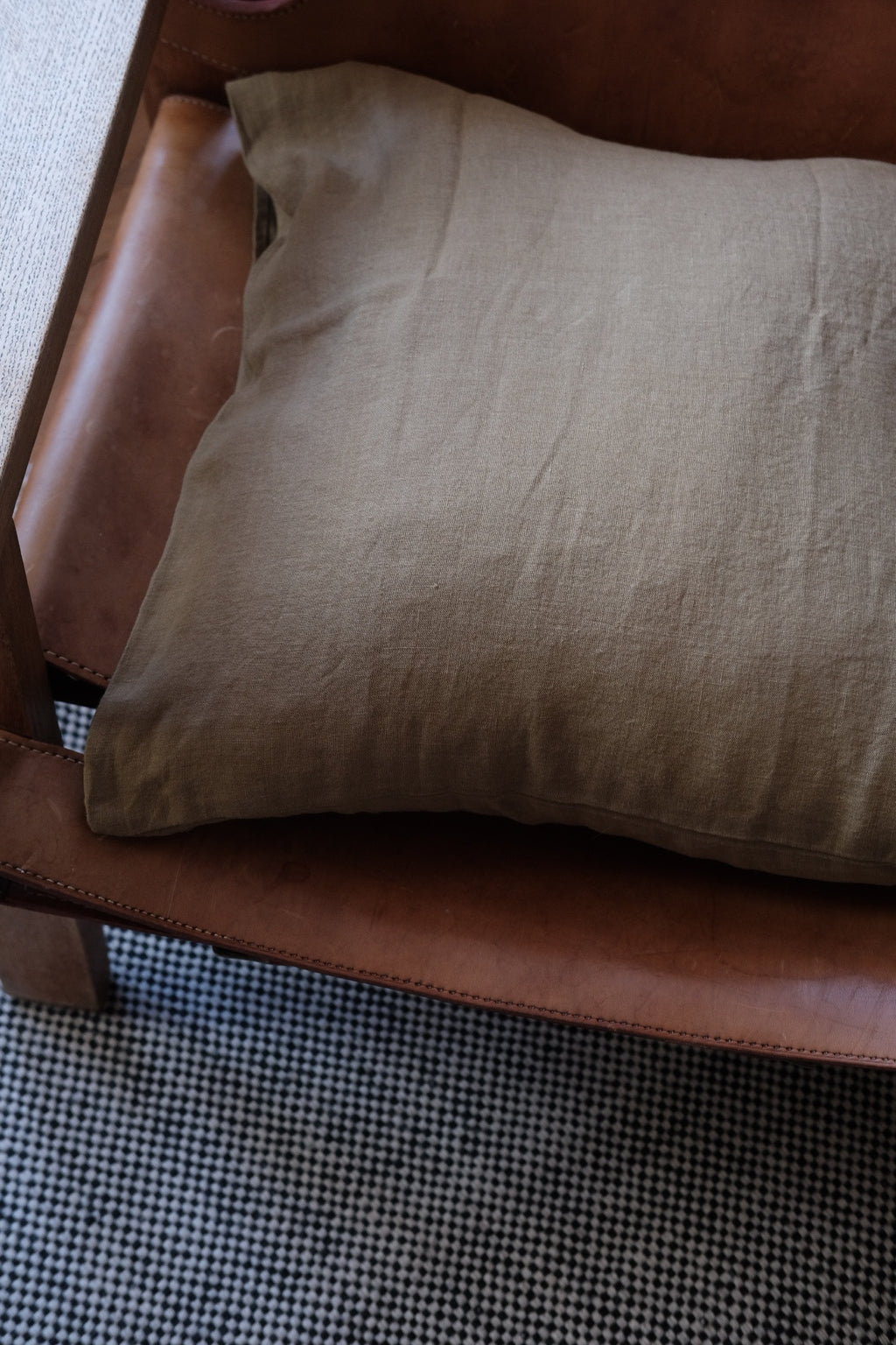 Linge Particulier Hør Pude with mustard-colored linen cover, 50x50 cm, soft and textured decorative cushion.