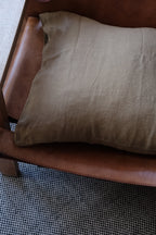 Linge Particulier Hør Pude with mustard-colored linen cover, 50x50 cm, soft and textured decorative cushion.