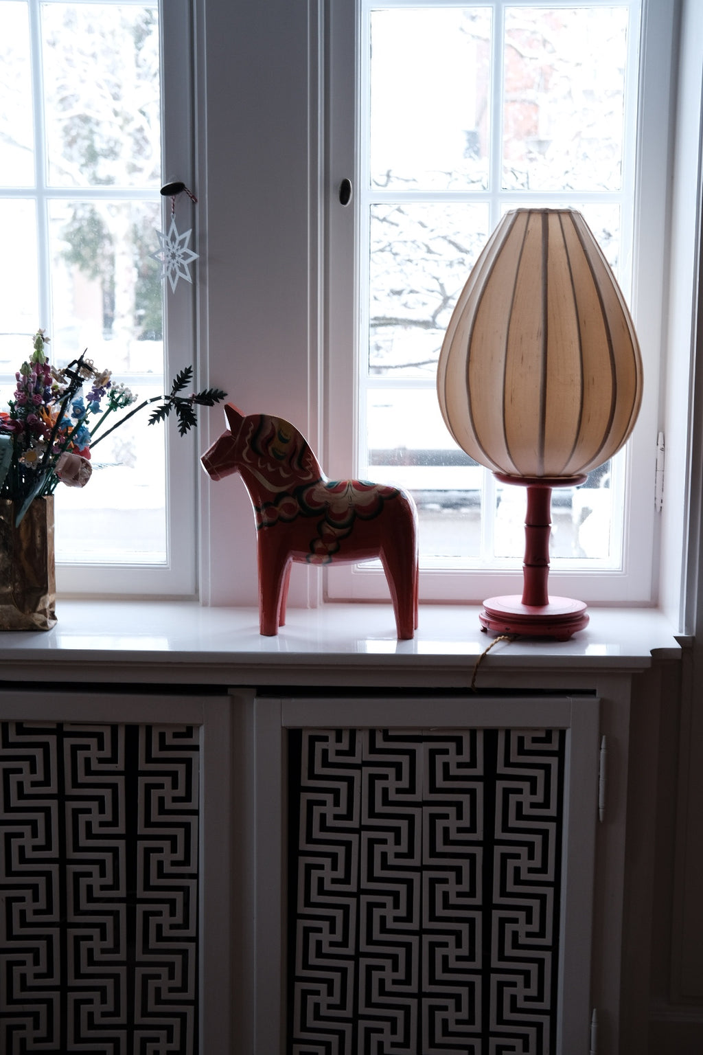 Vintage red Dalahest wooden figure by DORA VINTAGE, 34 cm tall, hand-painted with intricate details.