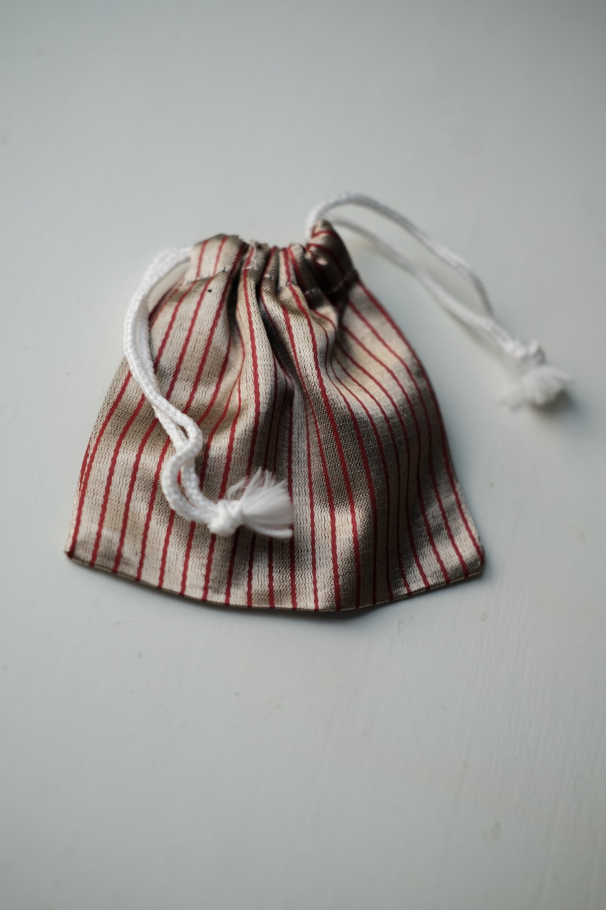 Lille pouch med snøre • Striber • 11 × 10 cm