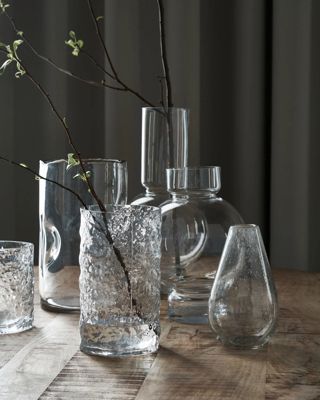 House Doctor Huri glasvase med elegant form og gennemsigtig glasskonstruktion, perfekt til blomster eller som dekorativt element.