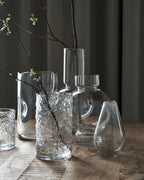 House Doctor Huri glasvase med elegant form og gennemsigtig glasskonstruktion, perfekt til blomster eller som dekorativt element.