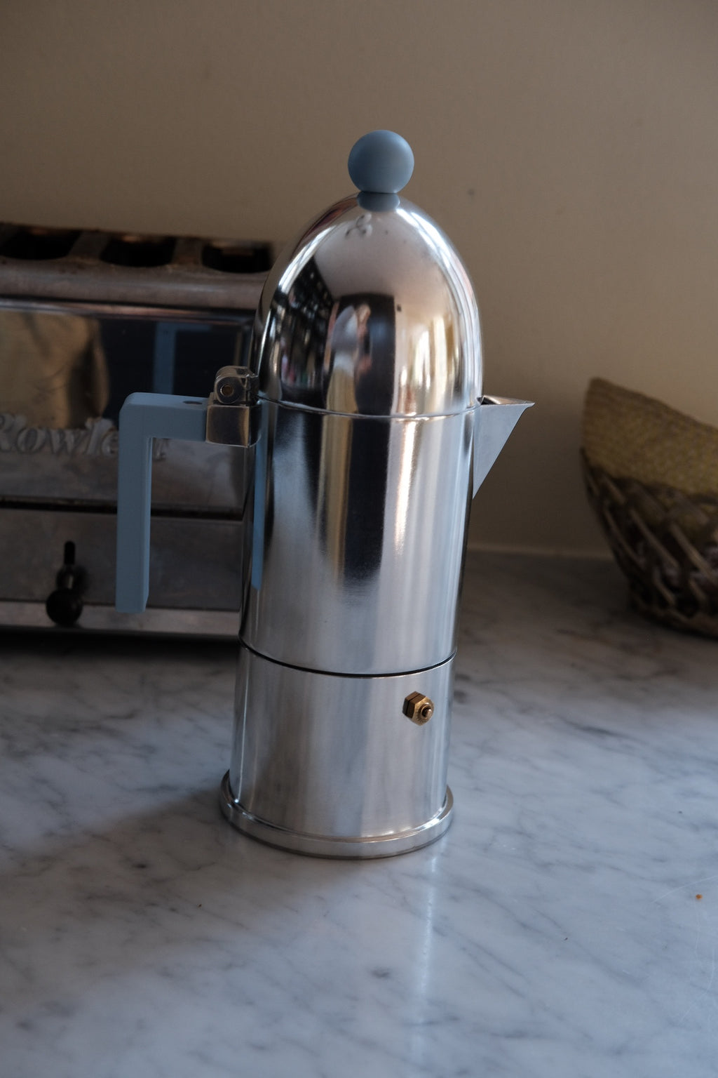 Blå Alessi La Cupola espressokande til 6 kopper, perfekt til kaffe og te, med elegant design og klassisk form.