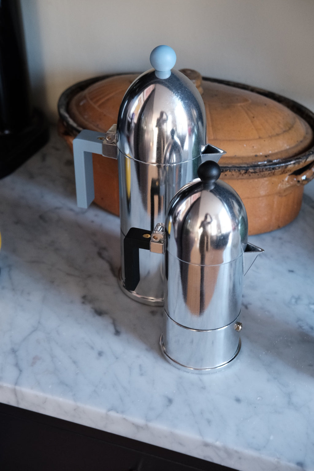 Blå Alessi La Cupola espressokande til 6 kopper, perfekt til kaffe eller te, med elegant design og rustfrit stål.