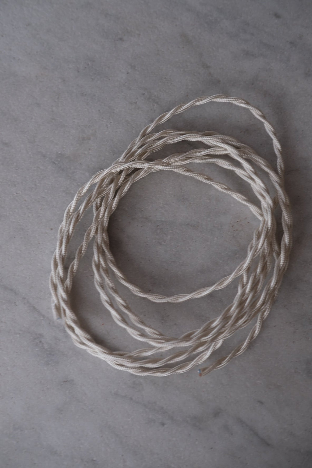 DORA Råhvid Snoet 3 m ledning displayed with a textured, twisted design and natural color.